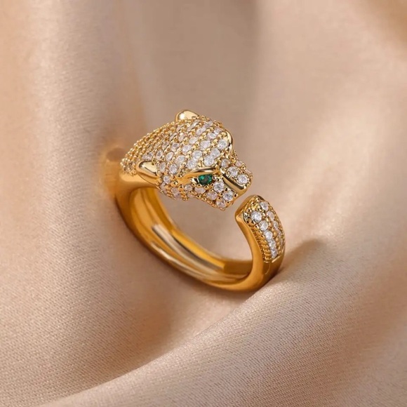 Elegant Gold Panther Ring with Crystal Details - Picture 8 of 8